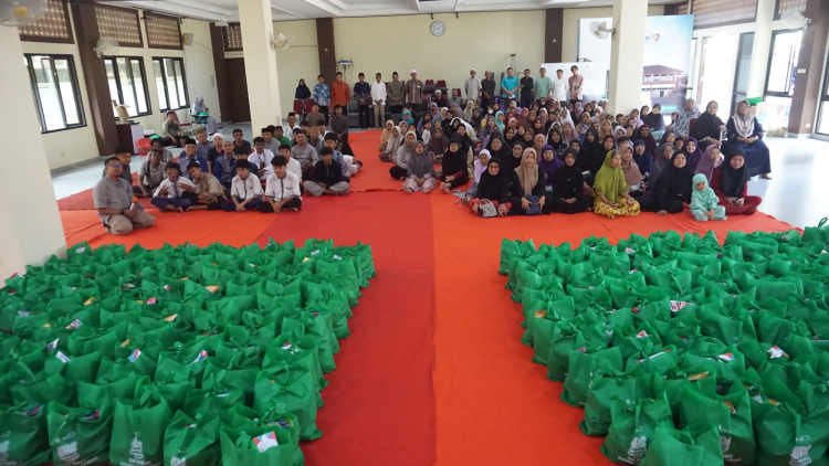 Ramadhan Berbagi, Panitia Kampung Ramadhan  SEBI Salurkan Santunan untuk 217 Yatim dan Dhuafa